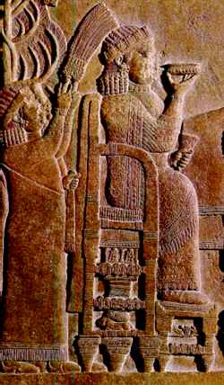 Die Ehefrau des assyrischen Knigs Assurbanipal mit Weinschale