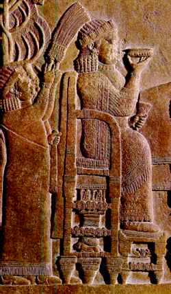 Die Ehefrau des assyrischen Königs Assurbanipal mit Weinschale