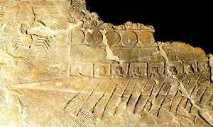 Ein assyrisches Schiff wird durch die Fluten gerudert
